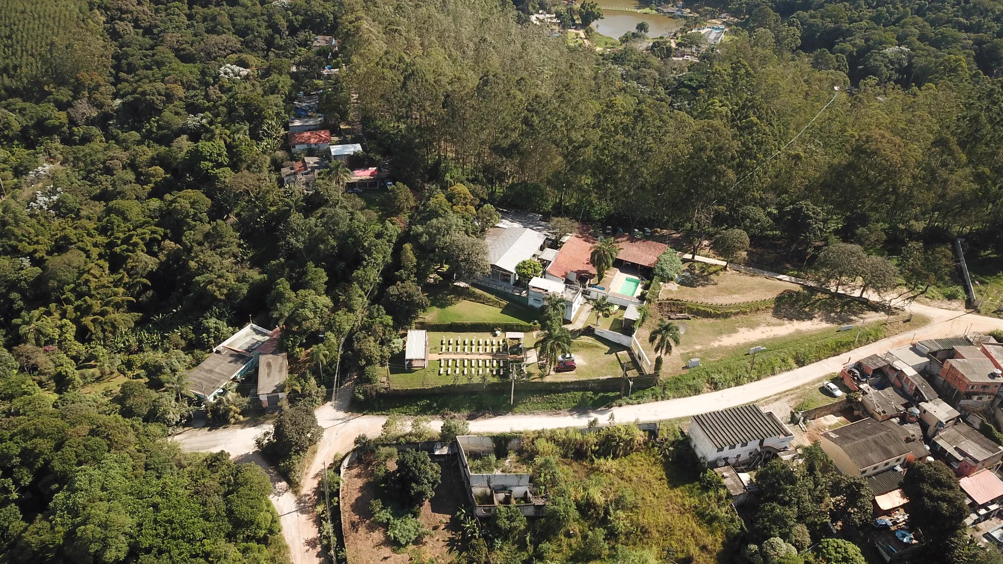 Vista aérea real do Espaço Margô com natureza e áreas para eventos corporativos