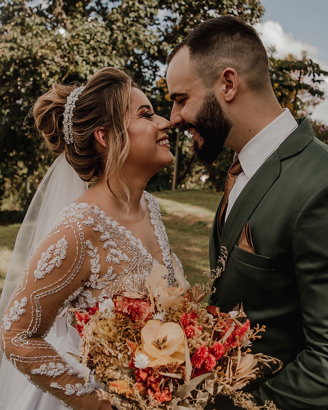 Casal vivendo momento emocional no casamento