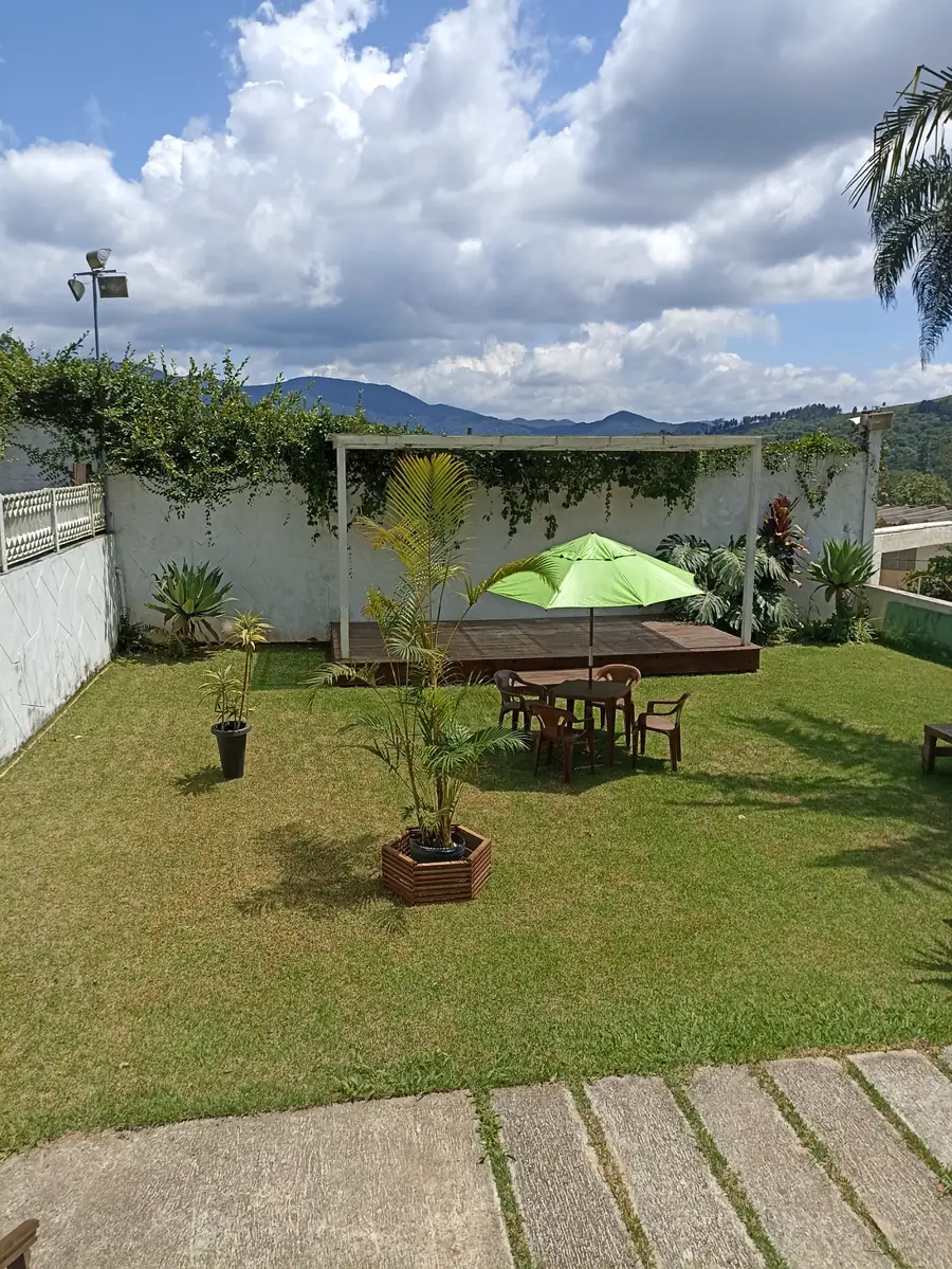 Área gramada e espaço de descanso do Espaço Margô em Guarulhos